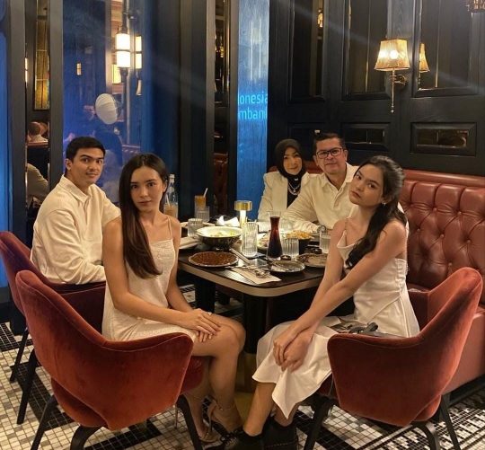 Potret Beby Tsabina Makan Malam Bareng Keluarga, Semuanya Kece Pakai Baju Putih