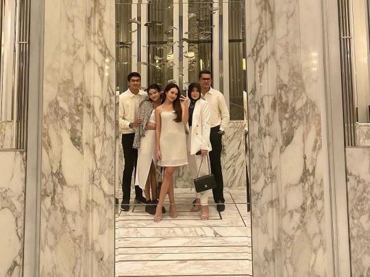 Potret Beby Tsabina Makan Malam Bareng Keluarga, Semuanya Kece Pakai Baju Putih