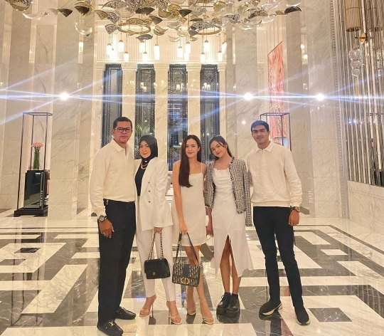 Potret Beby Tsabina Makan Malam Bareng Keluarga, Semuanya Kece Pakai Baju Putih