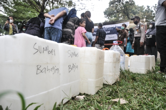 Antrean Warga Beli Minyak Goreng Curah di Pasar Senen