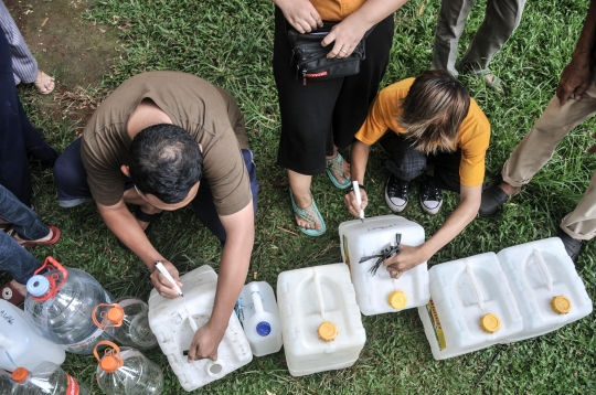 Antrean Warga Beli Minyak Goreng Curah di Pasar Senen