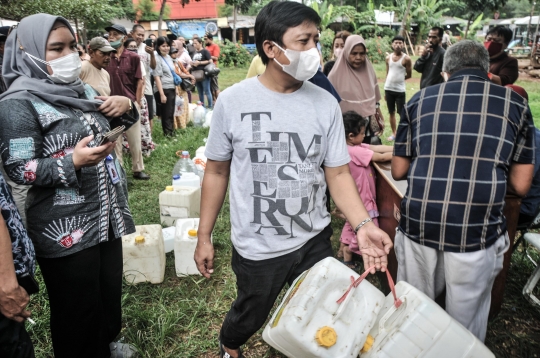 Antrean Warga Beli Minyak Goreng Curah di Pasar Senen