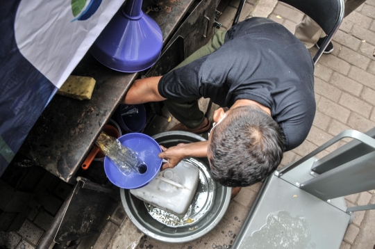 Antrean Warga Beli Minyak Goreng Curah di Pasar Senen