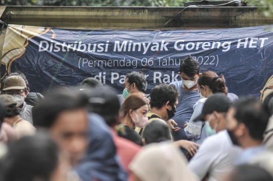 Antrean Warga Beli Minyak Goreng Curah di Pasar Senen