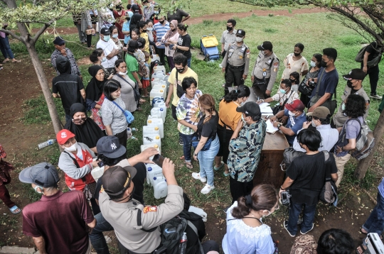 Antrean Warga Beli Minyak Goreng Curah di Pasar Senen