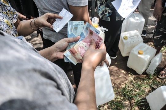 Antrean Warga Beli Minyak Goreng Curah di Pasar Senen