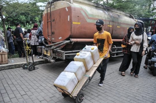 Antrean Warga Beli Minyak Goreng Curah di Pasar Senen