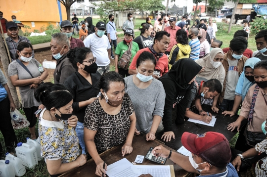 Antrean Warga Beli Minyak Goreng Curah di Pasar Senen