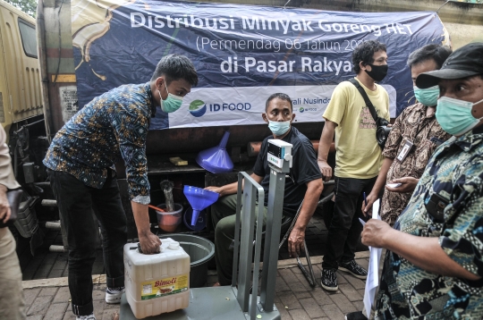 Antrean Warga Beli Minyak Goreng Curah di Pasar Senen