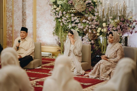Anggunnya Putri Tanjung di Acara Pengajian, Sang Ayah Tak Kuasa Tahan Air Mata