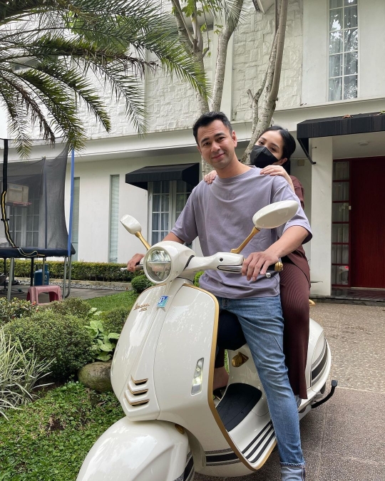 Potret Raffi & Nagita Naik Vespa Ngecek Rumah Baru, 'Istana Andara' Hampir Rampung