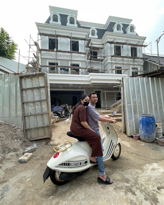 Potret Raffi & Nagita Naik Vespa Ngecek Rumah Baru, 'Istana Andara' Hampir Rampung