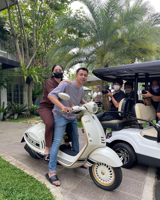 Potret Raffi & Nagita Naik Vespa Ngecek Rumah Baru, 'Istana Andara' Hampir Rampung