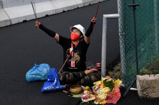 Potret Pawang Hujan Tradisional Beraksi di Sirkuit Mandalika