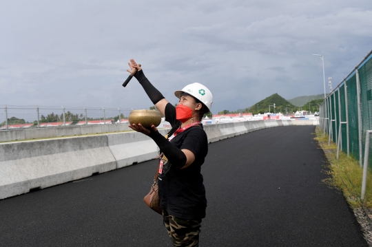 Potret Pawang Hujan Tradisional Beraksi di Sirkuit Mandalika