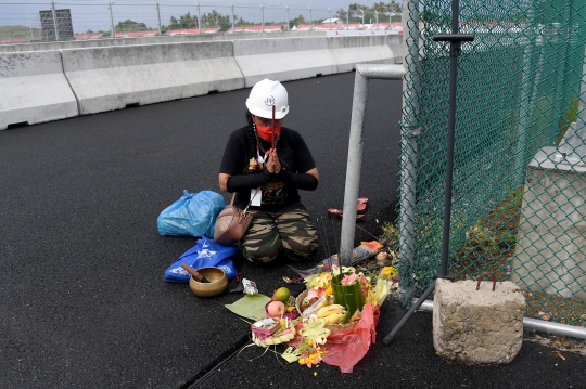 Potret Pawang Hujan Tradisional Beraksi di Sirkuit Mandalika