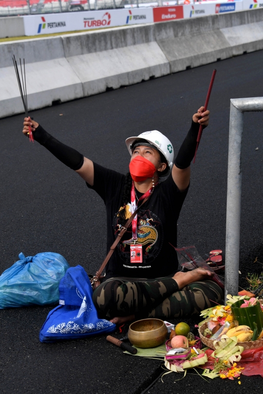 Potret Pawang Hujan Tradisional Beraksi di Sirkuit Mandalika