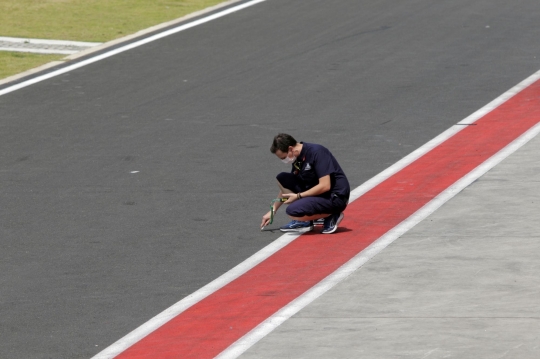 Kesibukan Pit Lane Sirkuit Mandalika di Sesi Pemanasan MotoGP