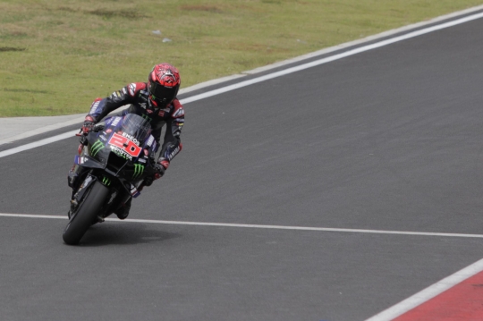 Kesibukan Pit Lane Sirkuit Mandalika di Sesi Pemanasan MotoGP