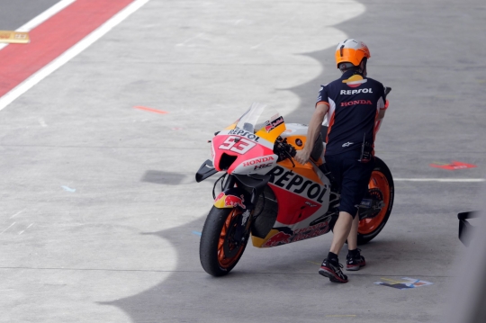 Kesibukan Pit Lane Sirkuit Mandalika di Sesi Pemanasan MotoGP