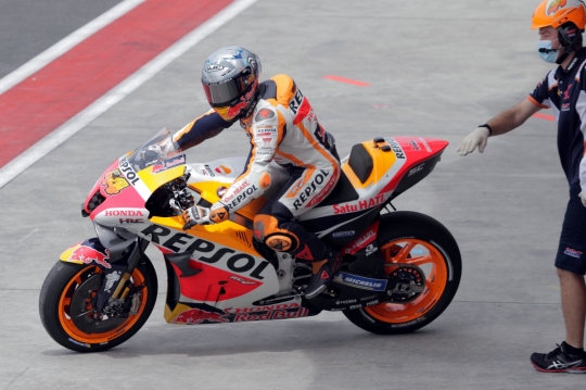 Kesibukan Pit Lane Sirkuit Mandalika di Sesi Pemanasan MotoGP