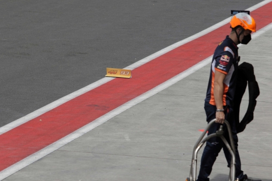 Kesibukan Pit Lane Sirkuit Mandalika di Sesi Pemanasan MotoGP