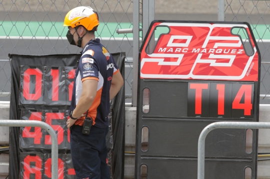 Kesibukan Pit Lane Sirkuit Mandalika di Sesi Pemanasan MotoGP