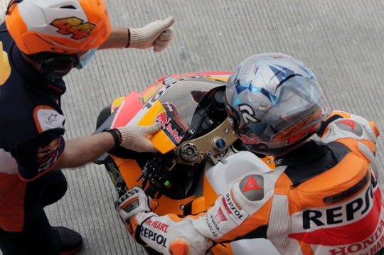 Kesibukan Pit Lane Sirkuit Mandalika di Sesi Pemanasan MotoGP