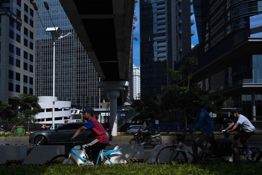 Jakarta PPKM Level 2, Warga Mulai Ramai Bersepeda di Sudirman
