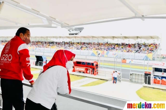 Presiden Joko Widodo dan Ibu Iriana Joko Widodo hadir dalam gelaran balapan MotoGP di Sirkuit Mandalika, Lombok Tengah, Minggu (20/3/2022). Presiden Jokowi diagendakan menyaksikan langsung gelaran balapan MotoGP Mandalika 2022.