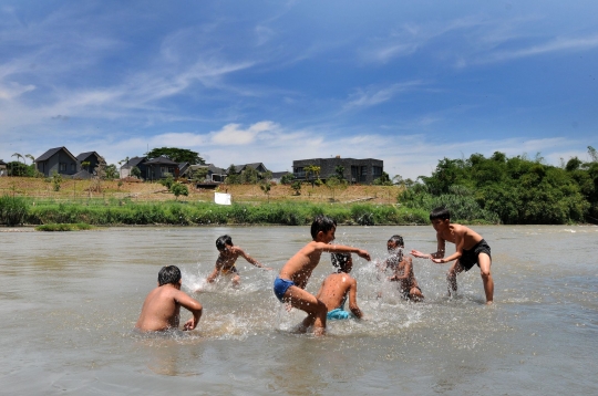 Keseruan Anak-Anak Bermain di Sungai Cisadane