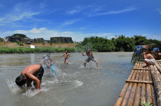 Keseruan Anak-Anak Bermain di Sungai Cisadane