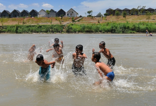 Keseruan Anak-Anak Bermain di Sungai Cisadane