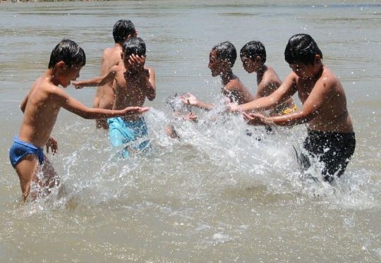 Keseruan Anak-Anak Bermain di Sungai Cisadane