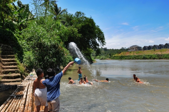 Keseruan Anak-Anak Bermain di Sungai Cisadane