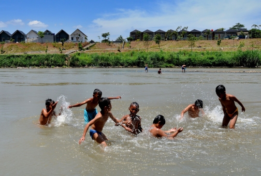 Keseruan Anak-Anak Bermain di Sungai Cisadane