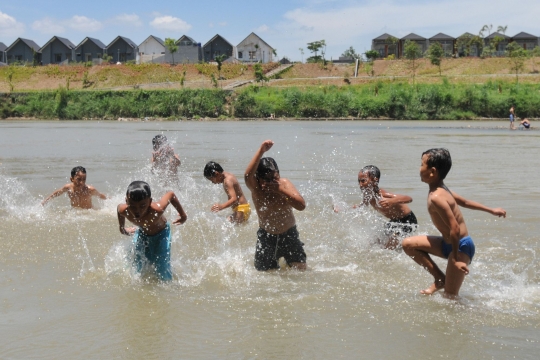 Keseruan Anak-Anak Bermain di Sungai Cisadane