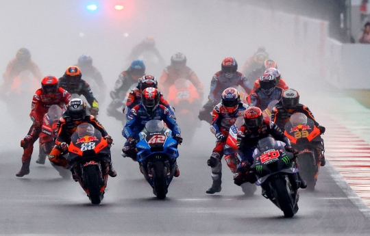 Aksi Pembalap MotoGP Bersaing Ketat di Lintasan Basah Sirkuit Mandalika