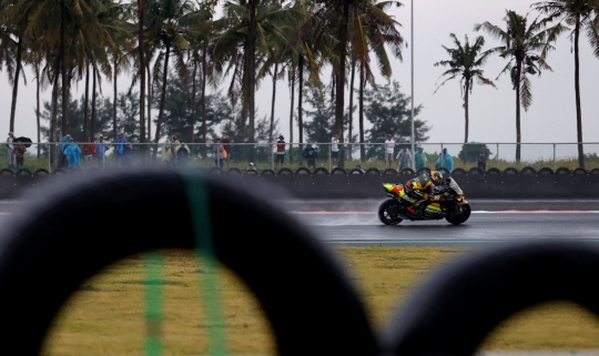 Aksi Pembalap MotoGP Bersaing Ketat di Lintasan Basah Sirkuit Mandalika