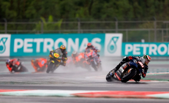 Aksi Pembalap MotoGP Bersaing Ketat di Lintasan Basah Sirkuit Mandalika