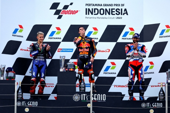 Aksi Pembalap MotoGP Bersaing Ketat di Lintasan Basah Sirkuit Mandalika