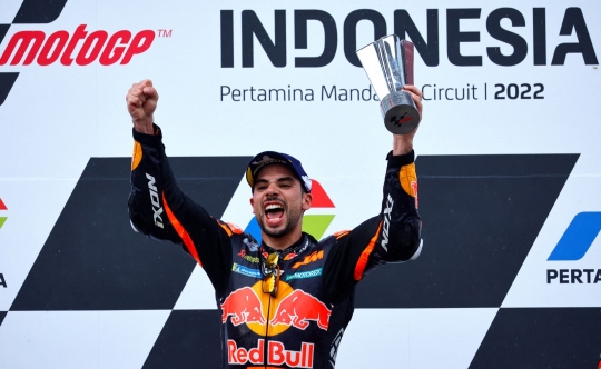 Aksi Pembalap MotoGP Bersaing Ketat di Lintasan Basah Sirkuit Mandalika