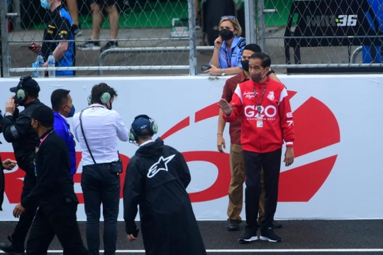 Gaya Jokowi Turun ke Lintasan MotoGP Saat Hujan Mengguyur Sirkuit Mandalika