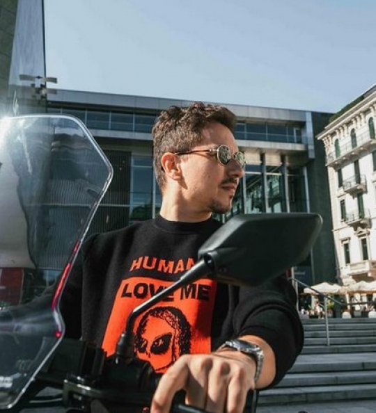 Jarang Terlihat Usai Pensiun dari MotoGP, Ini Potret Terbaru Lorenzo Maskulin Abis