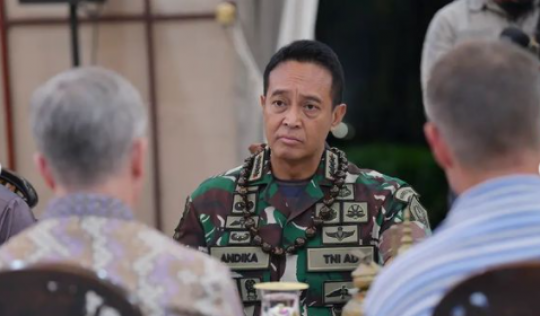 Potret Seru Panglima TNI Andika Jamu US Army Makan Malam & Beri Senjata Tradisional