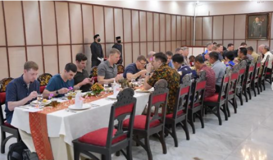 Potret Seru Panglima TNI Andika Jamu US Army Makan Malam & Beri Senjata Tradisional