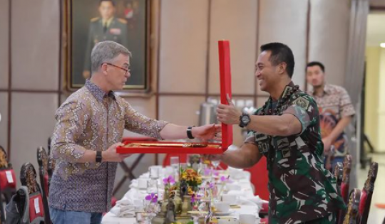 Potret Seru Panglima TNI Andika Jamu US Army Makan Malam & Beri Senjata Tradisional