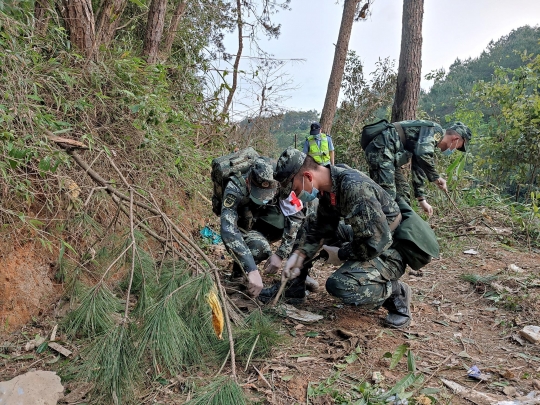 Penampakan Puing China Eastern Airlines yang Jatuh di Lereng Gunung