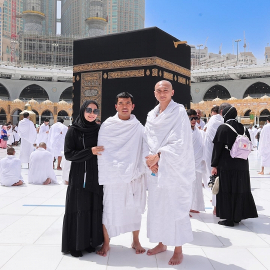 5 Potret Anji saat Umrah Perdana, Sampaikan Doa Ini di Tanah Suci