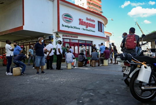 Kelangkaan BBM Landa Kuba, Antrean di Pom Bensin Mengular